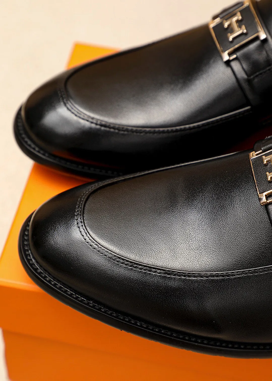 Men's shoes 💰442 💐 Product trademark: HERMES "Hermès" casual leather shoes Regular size: 38-44 (45🉑️customized) Product materials: Selected imported first-layer calfskin upper + luxury hardware buckle, imported water-dyed 🐂 cowhide lining. Strong three-dimensional visual effect, combined outsole Color: 1⃣️color optional